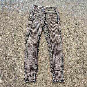 Lululemon In Movement Tight Monochromic Black Geometric Everlux  Sz 6 inseam 25"